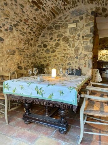 - une table avec des verres à vin et une bougie dans l'établissement Can Carbó de Peralada, à Peralada