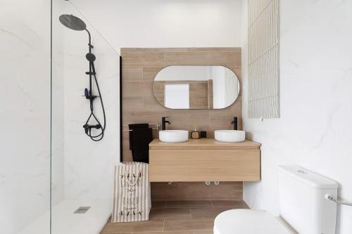 ein Bad mit einem Waschbecken und einem Spiegel in der Unterkunft Apartment punta Hidalgo in Punta del Hidalgo