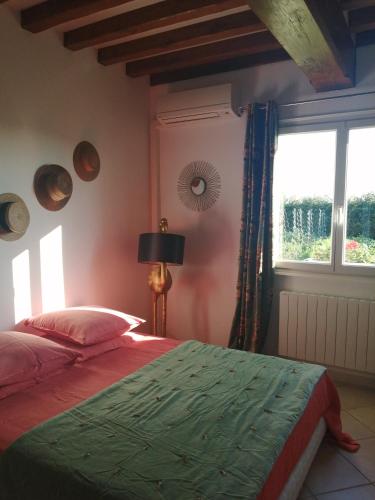 1 dormitorio con cama y ventana en Chambre d'hôtes Les moutons bleus, en Le Tronquay