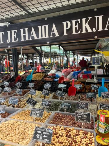 un marché présentant de nombreux types différents de denrées alimentaires dans l'établissement skadarlija bohemian, à Belgrade