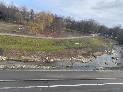 une rivière à côté d'une route à côté d'une autoroute dans l'établissement Wohnung in Reutlingen, à Reutlingen