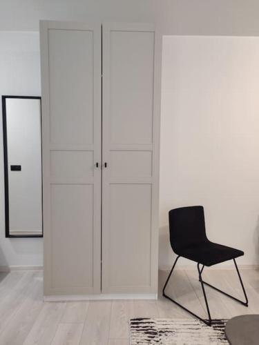 a black chair in a room with white walls at Super asukohas modernne korter! in Pärnu
