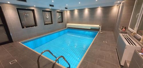 a large swimming pool in a bathroom with at Neusse Ferienwohnung mit Schwimmbad in Neuss