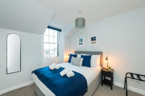 a bedroom with a bed with two towels on it at Quiet, central 2 bedroom Royal Mile gem in Edinburgh