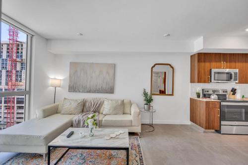 uma sala de estar com um sofá e uma cozinha em Amazing Unit in Downtown Miami With Free Parking em Miami