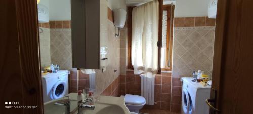 bagno con lavandino e lavatrice di Da Serraona appartamento ad Alghero ad Alghero