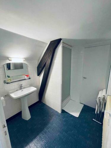 une salle de bain avec un lavabo et un miroir dans l'établissement La Claperie, familial, parc et piscine, à Brantôme