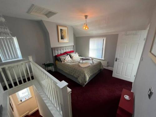 um quarto com uma cama com tapete vermelho e portas brancas em The Townhouse in Waterloo sleeps 4 em Waterloo