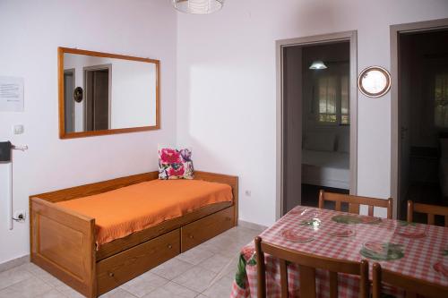 Un pat sau paturi într-o cameră la Dimitra House