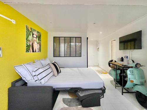 una camera con letto e scrivania di Appartement Frida de la Marina a Les Trois-Îlets