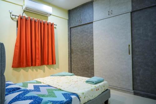 una camera con letto e tenda arancione di Lovely 2 BHK house Near US Embassy at Gachibowli a Hyderabad