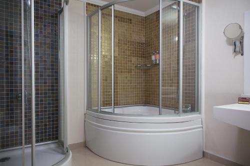 Bilik mandi di Gurkent Hotel