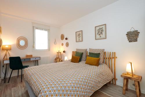 une chambre avec un lit, un bureau et une fenêtre dans l'établissement Hyper-Centre /4 personnes/ Cathédrale / Ascenseur, à Reims