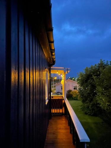 Uma varanda ou terraço em Charming coastal house with an ocean view