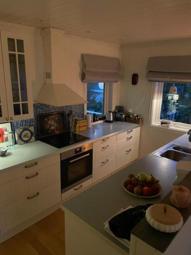Una cocina o zona de cocina en Charming coastal house with an ocean view