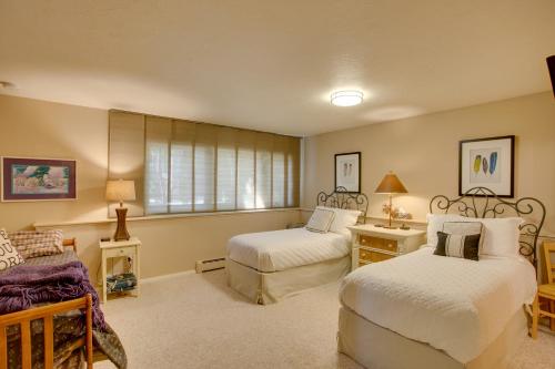 מיטה או מיטות בחדר ב-Avon Duplex about 6 Mi to Beaver Creek Resort!