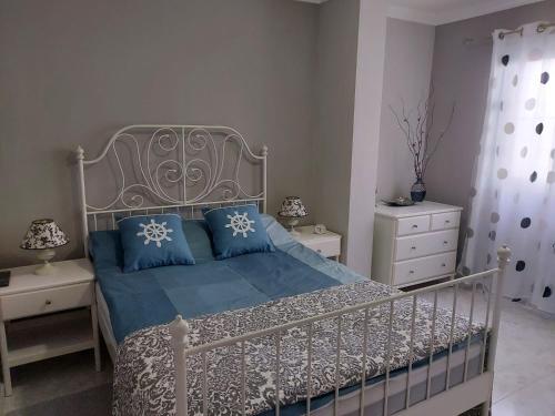 a bedroom with a bed with blue sheets and blue pillows at Apartamento Iceberg in Tazacorte