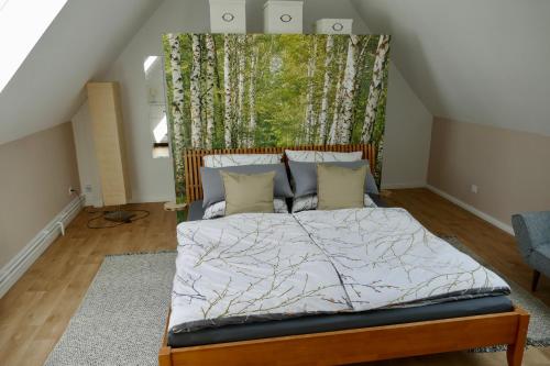 - une chambre avec un lit à baldaquin dans l'établissement Wohnen im ehemaligen Stall, à Wiedensahl