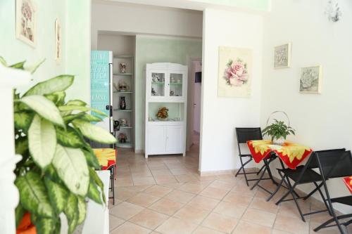 een eetkamer met een tafel en stoelen bij B&B Le Rose in Olbia