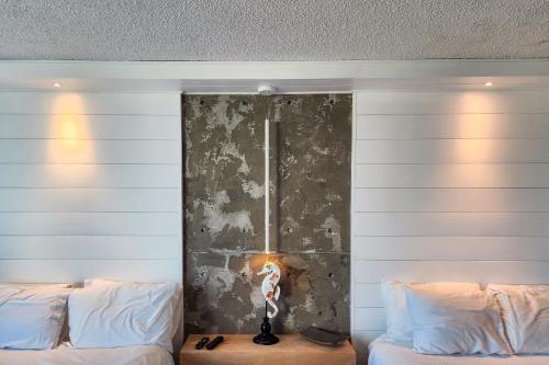 Zimmer mit 2 Betten und einer Wand mit in der Unterkunft Top of the Gulf 506 in Panama City Beach