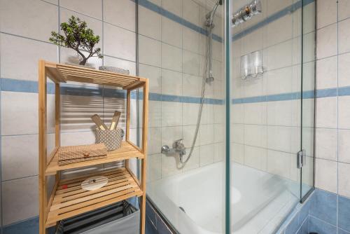 uma casa de banho com um chuveiro e uma banheira e um chuveiro em Irodis at Koukaki By Greece Apartment em Atenas