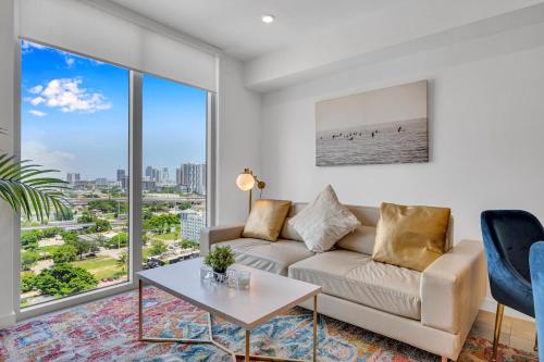 un soggiorno con divano e tavolo di Beautiful Property with King Bed & Free Parking a Miami