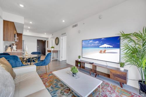 un soggiorno con una grande TV a schermo piatto di Beautiful Property with King Bed & Free Parking a Miami