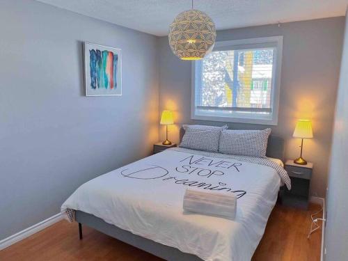 un dormitorio con una cama con un feliz año nuevo escrito en él en Fully furnished Townhome with Driveway Near DT, en Ottawa