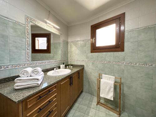 uma casa de banho com um lavatório e um espelho em Casa Baronia La Cerdanya em Puigcerdà