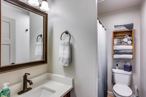 La salle de bains est pourvue d'un lavabo, de toilettes et d'un miroir. dans l'établissement Well-Equipped Buckley Apartment 24 Mi to Tacoma!, à Buckley