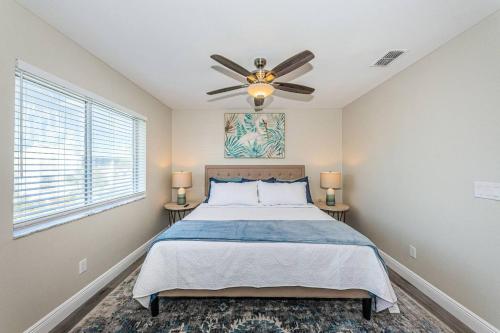 1 dormitorio con 1 cama y ventilador de techo en Beautiful Beach Home, en Clearwater Beach