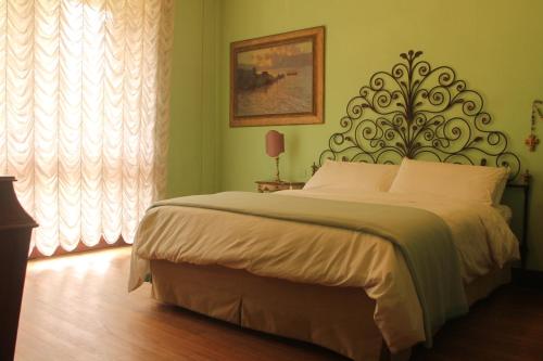 1 dormitorio con 1 cama grande y cabecero grande en Villa Inella, en Oggiono