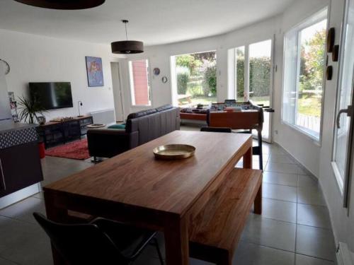 un salon avec une table en bois et un canapé dans l'établissement Détente à Granville, à Yquelon