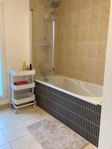 une salle de bain avec douche et baignoire dans l'établissement Détente à Granville, à Yquelon