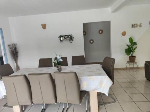 a dining room with a table and chairs at Bel appartement de 250 m² dans un coin de paradis in Marigot