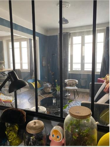 un salon avec un grand miroir et un salon avec dans l'établissement Le 5 Brest, à Brest