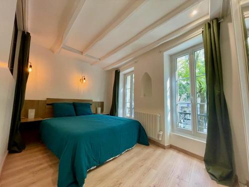 une chambre avec un lit bleu et une fenêtre dans l'établissement Sydel2, à Paris