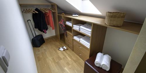 מיטה או מיטות קומותיים בחדר ב-Willa Oaza Na Wzgórzu