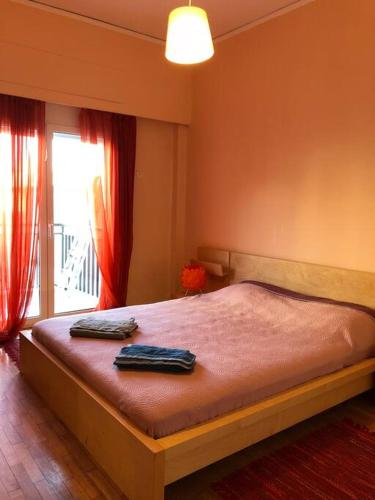 um quarto com uma cama com duas toalhas em Boutique Apartment in the Center of Ioannina em Ioannina