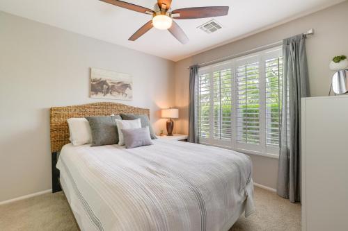 Postel nebo postele na pokoji v ubytování Stunning Maricopa Oasis with Golf Course Views!