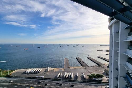 - une vue sur une grande étendue d'eau avec des bateaux dans l'établissement Ottomare Apartments, à Istanbul