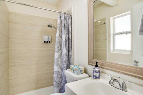 W łazience znajduje się umywalka, toaleta i lustro. w obiekcie Pet-Friendly Lakeland Escape with Private Pool! w mieście Lakeland