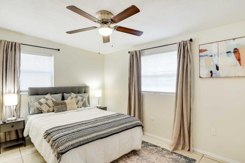 Un dormitorio con una cama y un ventilador de techo. en Pet-Friendly Lakeland Escape with Private Pool!, en Lakeland