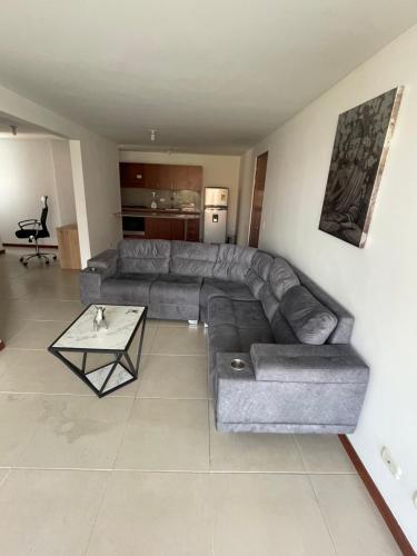 un soggiorno con divano e tavolo di Apartamento en castropol a Medellín