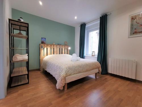 Кровать или кровати в номере Cosy room - centre ville - 2 pers