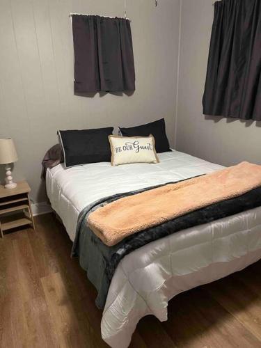 Ένα ή περισσότερα κρεβάτια σε δωμάτιο στο Cozy Cabin, minutes from Lost River State Park