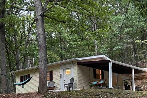 a small house in the middle of the woods at Cozy Cabin, minutes from Lost River State Park in Mathias