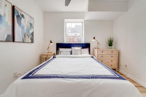 een witte slaapkamer met een groot bed en een raam bij Jersey City Monthly Boutique 20 Min to NYC in Jersey City
