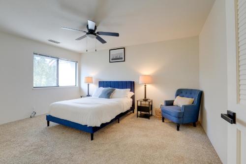 um quarto com uma cama e uma cadeira azul em Modern Sacramento Townhome with Patio! em Sacramento