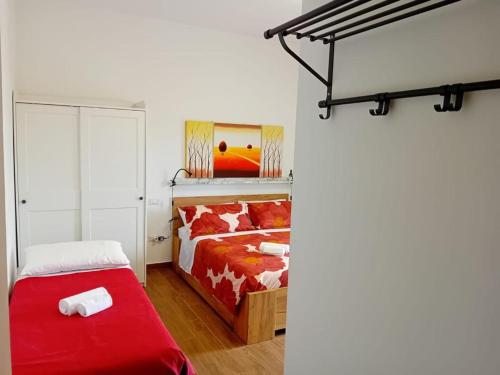 een slaapkamer met een bed met een rode deken bij B&B la casa di Polly in Falconara Marittima